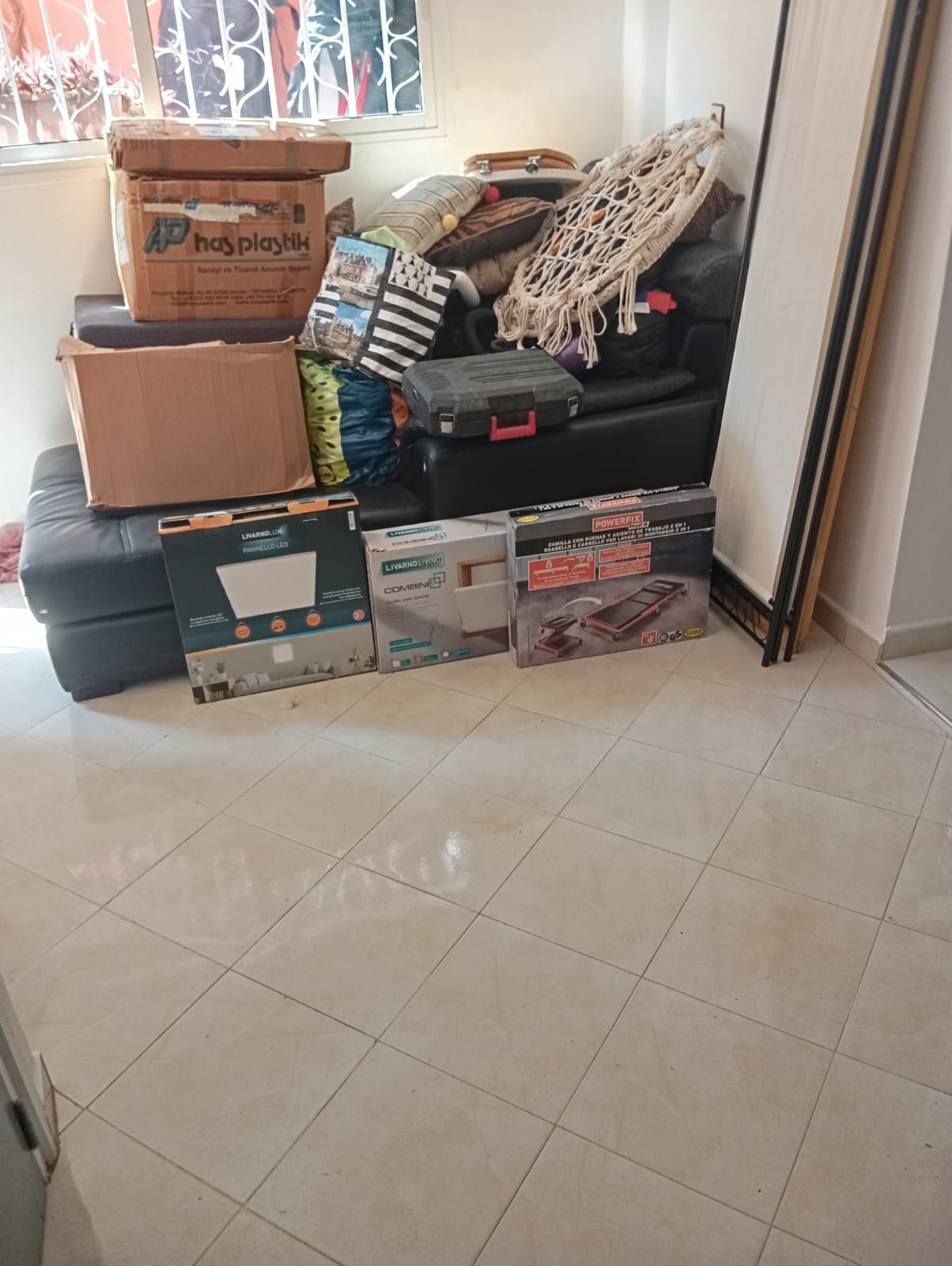 Montage de mobilier lors d’une opération de déménagement